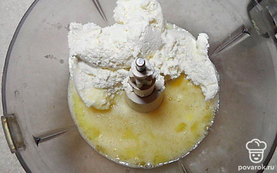 Взбейте в блендере яйца, сахар и ванилин. Затем к ним загрузите творог и взбивайте еще 2 минуты. Выложите все в миску.