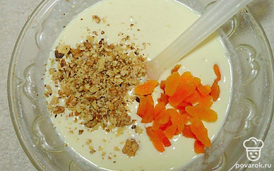 Грецкие орехи измельчите, курагу нарежьте маленькими кусочками и добавьте их к творогу. Всыпьте две ложки крахмала и размешайте.