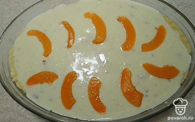 Мучную смесь высыпьте в смазанную форму. Утрамбуйте и сформируйте бортики высотой до 4 см. На тесто вылейте творожную начинку, сверху положите ломтики кураги. Выпекайте в разогретой до 180 градусов духовке 40-50 минут.