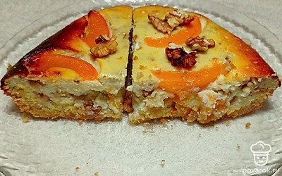 Присыпьте пирог пудрой. Украсьте мятой, ягодами. Подайте чай.