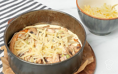 Испеките пирог. Достаньте из холодильника тесто и раскатайте его в круг толщиной 0,5 см. Выложите его в форму и сформируйте бортик. Отправьте в средний отдел разогретого до 180 градусов духового шкафа на 10 минут. Достаньте форму, выложите половину филе с грибами, половину картошки, вновь половину филе с грибами и оставшуюся картошку. Залейте пирог заливкой, посыпьте сыром и выпекайте в духовке 55-60 минут.