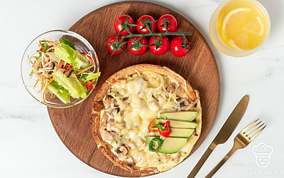 Пирог из филе индейки на песочном тесте перед подачей посыпьте измельченной кинзой.