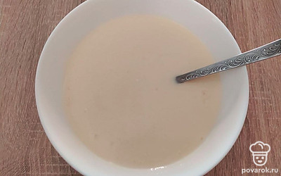 В другую емкость поместите яйца, 120 г сахара, сметану и ванилин. Взбейте все ингредиенты до однородной массы. Отложите получившийся крем на несколько минут.