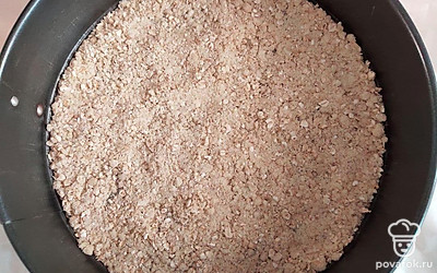 В предварительно застеленную пергаментом форму насыпьте тонкий слой теста, сверху распределите небольшое количество получившегося крема. Повторяйте эти слои несколько раз. На последний слой натрите 30 г масла. Выпекайте сметанник 30 минут при температуре 180 градусов.