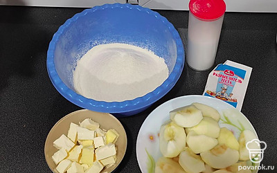 Подготовьте ингредиенты, яблоки почистите от кожуры, сбрызните лимонным соком.