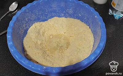 Сделайте углубление в центре и добавьте 5-6 ложек холодной воды. Замесите тесто. Оно должно быть воздушным, структурированным. 