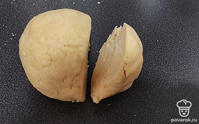 Скатайте шар, разделите его на 2 части в соотношении 1 к 2. Уберите в холодильник на полчаса.