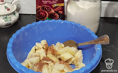 Яблоки порежьте, добавьте сахар, корицу, ванилин, 2 столовые ложки муки и перемешайте. Начинка готова.