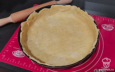 Вилкой проделайте отверстия, чтобы тесто не поднималось.