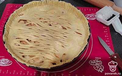 Раскатайте меньший кусочек теста, сделайте в нем отверстия и накройте пирог с начинкой. 