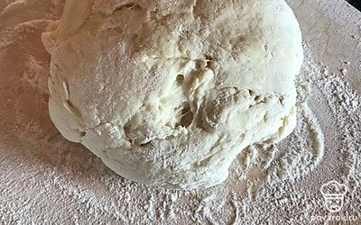 Тесто разделить на 1/3 и 2/3 части. 