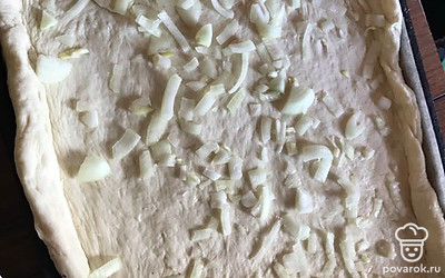 2/3 раскатать на противне и посыпать нарезанным луком.