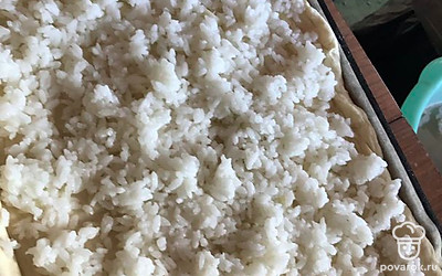 Выложить рис равномерно по всему тесту. 