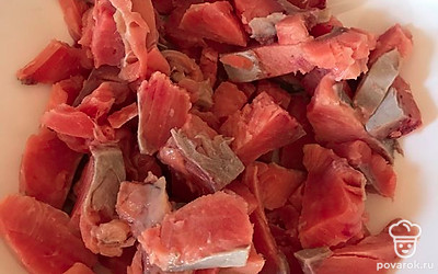 Рыбу порезать ломтиками. 