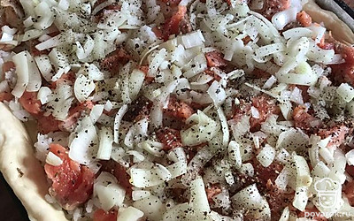 Поверх рыбы выложить остатки лука. Поперчить и посолить.