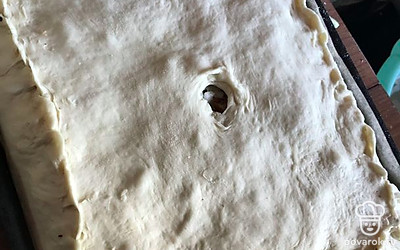 1/3 теста закрыть наш пирог, защипывая по краям. Ставим пирог в разогретую до 180-190 градусов духовку на 30-35 минут.