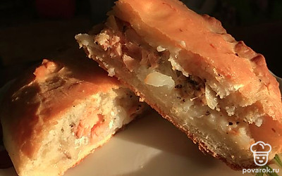 Подавайте пирог порционно предварительно смазав его сливочным маслом.