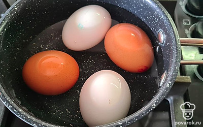 Отварите 4 яйца.