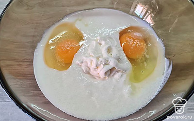 Делаем тесто. В миске соединяем 3 яйца, сметану, соль по вкусу. Добавляем просеянную муку и разрыхлитель. Все перемешиваем до однородности.