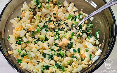 Готовим начинку. Лук немного тушим на сливочном масле. Соединяем лук и нарезанные отварные яйца. Солим, перчим по вкусу.