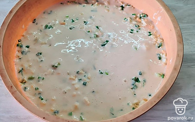 Форму для запекания смазываем немного сливочным маслом, наливаем половину теста, далее кладем начинку и заливаем вторую половину теста. Убираем в разогретую духовку до 180 градусов на 35 мин.