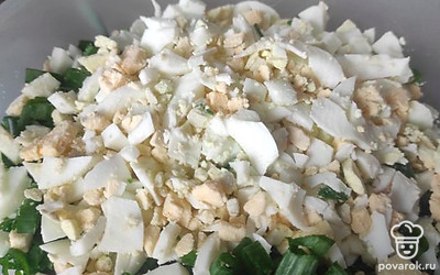 Нарезаем начинку: лук и 2 варёных яйца, солим по вкусу.