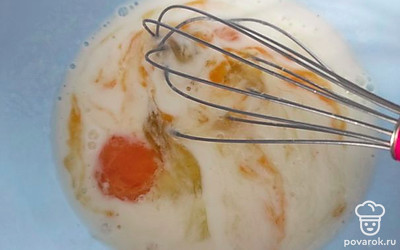 Для теста смешиваем 2 яйца, кефир, щепотку соли, разрыхлитель, муку, масло растительное.
