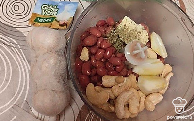 Туда же отправьте сливочное масло, кешью, очищенные зубчики чеснока, соль, перец, итальянские травы. Хорошенько все взбейте блендером.