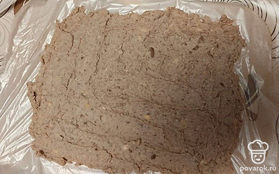 Полученную массу выложите ровным слоем на пищевую пленку.