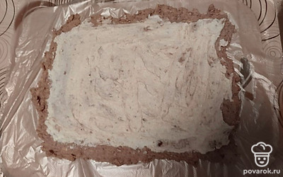 Распределите по фасоли творожный сыр.