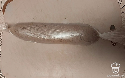 Аккуратно и плотно сверните все в рулет. Уберите в холодильник хотя бы на полчаса.