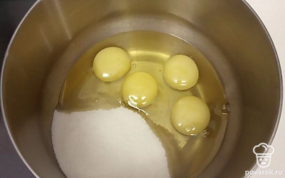 Взбить яйца с сахаром и щепоткой соли до пышной белой массы.