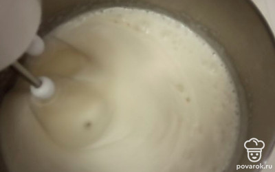 Во взбитые яйца с сахаром тонкой струйкой вылить оливковое масло и сок лимона.