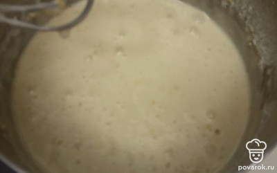 Понемногу ввести муку, перемешивая миксером.