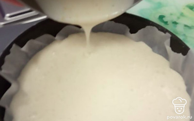 Выложить в форму, застеленную пергаментом. И ставим в духовку, разогретую до 180 градусов, на 25-30 минут. Остудить, сверху можно посыпать сахарной пудрой.