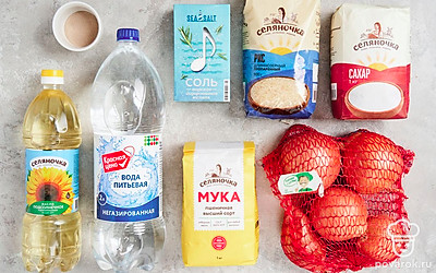 Рис «Селяночка» тщательно промойте, а затем откиньте на дуршлаг или сито, чтобы лишняя вода стекла. Репчатый лук вымойте, просушите с помощью бумажных полотенец и очистите от шелухи. Муку «Селяночка» просейте. Также подготовьте кастрюлю, сковороду, сито, скалку и форму для выпекания. 