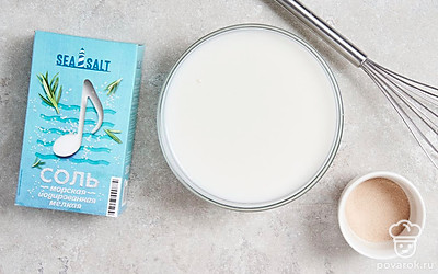 Приготовьте рисовый отвар. Кастрюлю поместите на средний огонь, влейте в нее 3 стакана воды «Красная цена» и оставьте до кипения. После этого добавьте рис «Селяночка». Варите содержимое кастрюли до состояния каши. Готовую массу пропустите через сито, при необходимости протирая рис ложкой. Полученный отвар оставьте остывать при комнатной температуре.