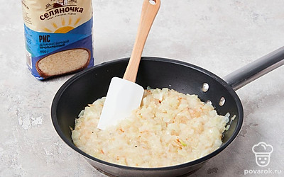 Подготовьте лук. Очищенный овощ нарежьте небольшими кубиками. После этого поместите сковороду на средний огонь, влейте в него растительное масло «Селяночка» и добавьте нарезанный лук. Обжаривайте начинку до золотистого цвета, постоянно помешивая. Готовый лук приправьте солью Sea Salt по вкусу, перемешайте.