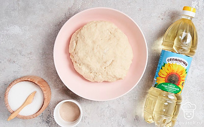 Приготовьте тесто. В глубокую миску добавьте муку «Селяночка», дрожжи, сахар «Селяночка» и соль Sea Salt. Туда же влейте подготовленный рисовый отвар и 2 ст.л. подсолнечного масла «Селяночка». После этого тщательно перемешайте ингредиенты, а когда масса станет более вязкой, замесите тесто руками. Готовое тесто уберите в теплое место на несколько часов, чтобы оно увеличилось в 2 раза.