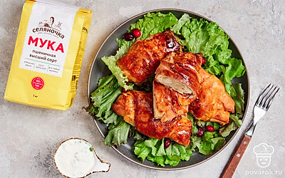 Ароматный луковый пирог подавайте сразу после приготовления, пока он теплый. Извлеките блюдо из формы, выложите на большую тарелку и подайте к столу.