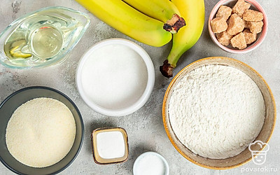 Бананы помойте, почистите и разрежьте пополам вдоль. Банан для украшения нарежьте кружочками. Разогрейте духовку до 180 градусов. Просейте муку с разрыхлителем теста — так она вберет в себя кислород и при размешивании не будет комочков. Форму для выпечки смажьте растительным маслом и застелите пергаментом.