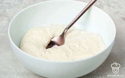 Замесите тесто. В миске соедините муку с разрыхлителем, манную крупу, соль и сахар. Перемешайте ингредиенты. В другую емкость влейте воду и масло. Добавьте воду с маслом в миску с мучной смесью и замесите тесто.