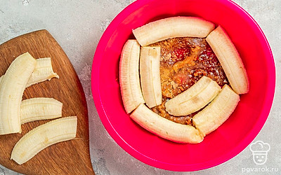 Приготовьте карамель. Поставьте сковороду с антипригарным покрытием на слабый огонь и разогрейте. Всыпьте тростниковый сахар и растопите, постоянно помешивая, чтобы избежать подгорания. Влейте горячую карамель в форму для выпечки и выложите сверху бананы срезами вниз.