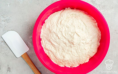 Испеките постный банановый пирог. В форму для выпечки с карамелью и бананами влейте тесто. Поставьте в разогретую духовку на 30-35 минут при температуре 180 градусов. Проверяйте готовность деревянной палочкой или зубочисткой — на выходе она должна быть сухой.