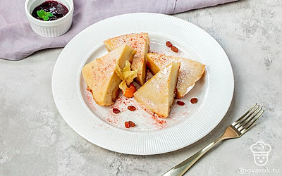 После выпекания слегка остудите пирог, затем переверните форму на блюдо. Снимите пергамент и украсьте перед подачей пирог сахарной пудрой и ломтиками свежего банана.