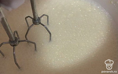 Сделаем начинку: смешать и взбить миксером сметану, 6 яиц и сахар.