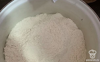 Сделаем тесто: смешать муку с дрожжами и оставить на 20 минут.