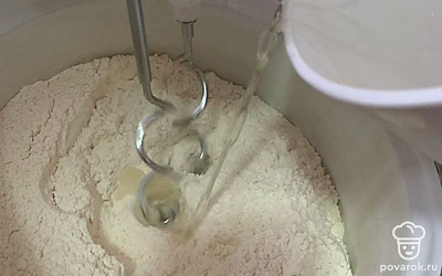 Далее добавить в воду подсолнечное сахар и соль, перемешать и добавить в муку с дрожжами, ещё раз перемешать.