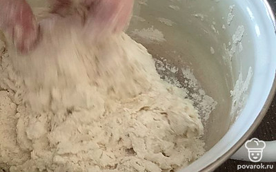 Замесить тесто и оставить на 30 минут в тёплом месте.