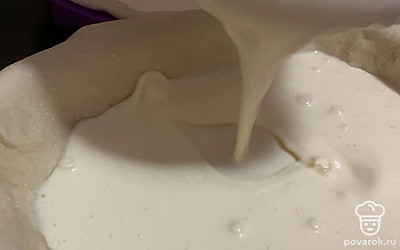 Далее выложить тесто в форму с бортиками и вылить туда сметанную основу.